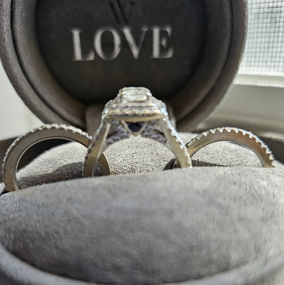 Vera Wang 1.45 total carat Engagement ring and two wedding bands .23 carats/each - Picture 2 of 10